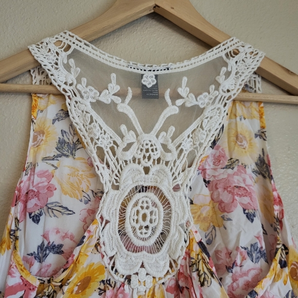 Boho Floral Lace Crochet Tank Top - Picture 3 of 7